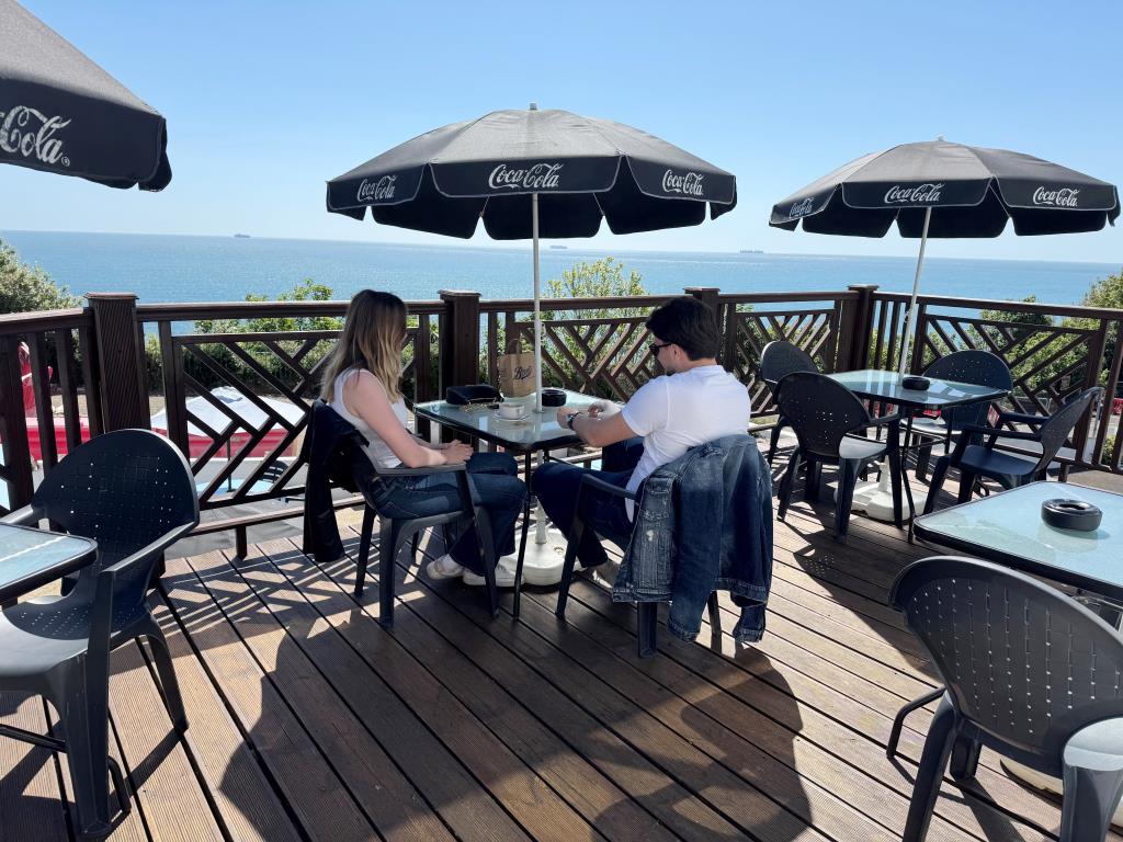 Lot: 48 - FREEHOLD CLIFF TOP HOTEL WITH TWENTY EN-SUITE GUEST ROOMS AND STUNNING VIEWS - The Decked Area Outside the Bar